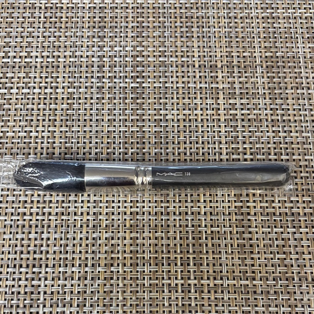 MAC COSMETICS NATURAL HAIR BRUSH 138 RARE ORIGINAL NEW
